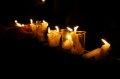 В Украине зажигают лампадки со свечами возле памятника жертвам Голодомора.